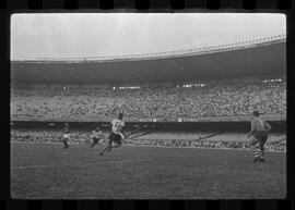 Fotografia "CAPEONATO [CAMPEONATO] CARIOCA DE 1963' (PROFISSIONAIS) (1º Turno) Jogo Famengo [Flamengo] x Campo Grande (5 x 0); Jogo Flamengo e Campo Grande, Reportagem de Esporte" ([Local n/d] , 1963) [negativo]. / Fotógrafo(a): Ribeiro; Demócrito.  -- ITEM-0004.