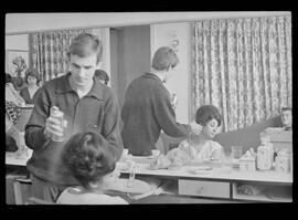 Fotografia "SUPLEMENTO FEMININO' Reportagem para página 12 com penteados, Reportagem de Eli" ([Local n/d] , 1963) [negativo]. / Fotógrafo(a): Luiz Santos.  -- ITEM-0003.