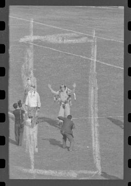 Fotografia "CAMPEONATO CARIOCA DE PROFISSIONAIS DE 1963 (1º TURNO) Jogos - Campeonato Carioca. Flamengo x Madureira (5 x 0) - Vasco x América (2 x 0) e Fluminense x Portuguesa (1 x 1). e Peter Kedzierski, homem voador dos EUA, (Vôo)" ([Local n/d] , 1963) [negativo]. / Fotógrafo(a): Equipe.  -- ITEM-0007.