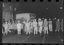 Fotografia "Conflitos' Conflitos - Passeatas - Polícia militar agride povo na Leopoldina - á favor das reformas de bases" ([Local n/d] , 1963) [negativo]. / Fotógrafo(a): Paulo; Venê; André; Alvaro; Pinto.  -- ITEM-0028.