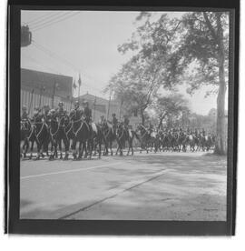 Fotografia "Visita do General Oswino ao C.P.O.R.; EXERCITO. CPOR- visita do comandante do 1º General Osvino Ferreira Alves" ([Local n/d] , 1962) [negativo]. / Fotógrafo(a): Luiz Santos.  -- ITEM-0007.