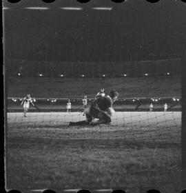 Fotografia "FUTEBOL = Jôgo [Jogo]: BOTAFOGO X OLARIA" ([Local n/d] , 1961) [negativo]. / Fotógrafo(a): Equipe.  -- ITEM-0005.