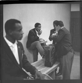 Fotografia "Galeão chegada do clube Alianza de Lima; 'FUTEBOL = EQUIPE DO ALIANZA DE LIMA' Chegada no Galeão de 'Alianza de Lima', Reportagem de Esporte" ([Local n/d] , 1963) [negativo]. / Fotógrafo(a): Demócrito.  -- ITEM-0001.