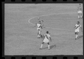 Fotografia "CAMPEONATO CARIOCA DE PROFISSIONAIS DE 1963 (1º TURNO) Jogos - Campeonato Carioca. Flamengo x Madureira (5 x 0) - Vasco x América (2 x 0) e Fluminense x Portuguesa (1 x 1). e Peter Kedzierski, homem voador dos EUA, (Vôo)" ([Local n/d] , 1963) [negativo]. / Fotógrafo(a): Equipe.  -- ITEM-0034.