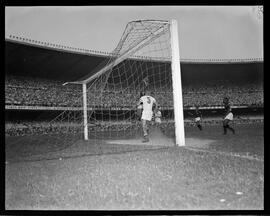 Fotografia "Futebol - Flamengo x Fluminense" ([Local n/d] , [Data n/d]) [negativo]. / Fotógrafo(a): Ângelo e Adir.  -- ITEM-0010.