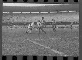 Fotografia "CAMPEONATO CARIOCA DE PROFISSIONAIS DE 1963' (1º Turno) Jogo Vasco da Gama x Olaria (1 x 0) no Maracanã" ([Local n/d] , 1963) [negativo]. / Fotógrafo(a): Demócrito; Ribeiro.  -- ITEM-0007.