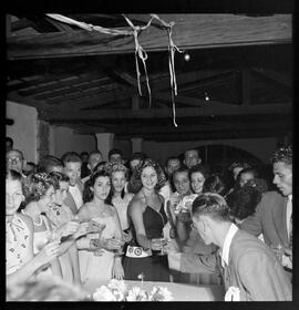 Fotografia "Concursos de beleza - R.J. ('Rainha do Verão, 1952'). Terezinha Del Panta, Reportagem Geral" ([Local n/d] , 1952) [negativo]. / Fotógrafo(a): Equipe.  -- ITEM-0002.