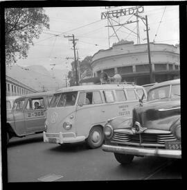 Fotografia "Conflitos' Violência Polícial no Sindicato dos Têxteis (Deputado Hercules Correia preso por defender as reformas de bases), Reportagem de Oscar Cardoso" ([Local n/d] , 1963) [negativo]. / Fotógrafo(a): Luiz Santos; Alvaro.  -- ITEM-0014.