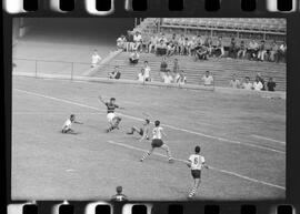 Fotografia "CAPEONATO [CAMPEONATO] CARIOCA DE 1963' (PROFISSIONAIS) (1º Turno) Jogo Famengo [Flamengo] x Campo Grande (5 x 0); Jogo Flamengo e Campo Grande, Reportagem de Esporte" ([Local n/d] , 1963) [negativo]. / Fotógrafo(a): Ribeiro; Demócrito.  -- ITEM-0100.