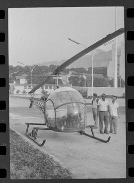 Fotografia "CAMPEONATO CARIOCA DE PROFISSIONAIS DE 1963' (1º Turno) Jogo Vasco da Gama x Olaria (1 x 0) no Maracanã" ([Local n/d] , 1963) [negativo]. / Fotógrafo(a): Demócrito; Ribeiro.  -- ITEM-0071.