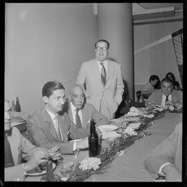 Fotografia "Banquete de 'Última Hora' em homenagem ao Vasco da Gama e Ademar Ferreira da Silva" ([Local n/d] , [Data n/d]) [negativo]. / Fotógrafo(a): Demócrito e Estrela.  -- ITEM-0031.