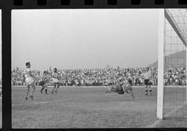 Fotografia "CAMPEONATO CARIOCA DE PROFISSIONAIS DE 1963' (1º TURNO) Jogo Botafogo x Campo Grande (2 x 0)" ([Local n/d] , 1963) [negativo]. / Fotógrafo(a): Demócrito; Ribeiro.  -- ITEM-0026.