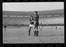 Fotografia "FUTEBOL = 'CAMPEONATO CARIOCA DE PROFISSIONAIS' Jogo Flamengo x Botafogo (3 x 1), America x Portuguesa (2 x 1), Madureira x Bangu (1 x 2), C. Grande x S. Cristovão (1 x 0) e C. Rio x Olaria (1 x 7), Reportagem de Esporte" ([Local n/d] , 1963) [negativo]. / Fotógrafo(a): Equipe.  -- ITEM-0201.