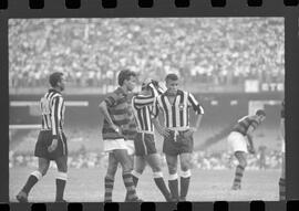 Fotografia "FUTEBOL = 'CAMPEONATO CARIOCA DE PROFISSIONAIS' Jogo Flamengo x Botafogo (3 x 1), America x Portuguesa (2 x 1), Madureira x Bangu (1 x 2), C. Grande x S. Cristovão (1 x 0) e C. Rio x Olaria (1 x 7), Reportagem de Esporte" ([Local n/d] , 1963) [negativo]. / Fotógrafo(a): Equipe.  -- ITEM-0060.