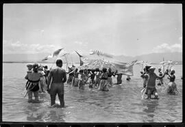 Fotografia "Banho a fantasia em Ramos e homenagem a Última Hora na Ilha do Governador" ([Local n/d] , [Data n/d]) [negativo]. / Fotógrafo(a): Rodo.  -- ITEM-0010.