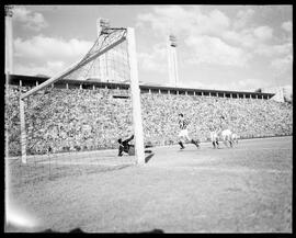 Fotografia "Esporte - futebol - jogo em São Paulo" ([Local n/d] , [Data n/d]) [negativo]. / Fotógrafo(a): [Autoria n/d].  -- ITEM-0005.