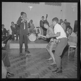 Fotografia "CLUBE RENASCENÇA' Booker Piltman e Eliana no Renascença e Walter Soares dos Santos o 'Walter Feijão', Reportagem de Zé Carlos" ([Local n/d] , 1963) [negativo]. / Fotógrafo(a): José Gomes.  -- ITEM-0001.