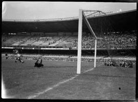 Fotografia "Futebol - Jogos diversos de domingo dia 30/12/1951" ([Local n/d] , 1951) [negativo]. / Fotógrafo(a): [Autoria n/d].  -- ITEM-0044.