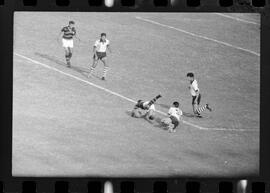 Fotografia "CAPEONATO [CAMPEONATO] CARIOCA DE 1963' (PROFISSIONAIS) (1º Turno) Jogo Famengo [Flamengo] x Campo Grande (5 x 0); Jogo Flamengo e Campo Grande, Reportagem de Esporte" ([Local n/d] , 1963) [negativo]. / Fotógrafo(a): Ribeiro; Demócrito.  -- ITEM-0086.