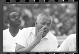 Fotografia "Jogos Campeonato Carioca; 'CAMPEONATO CARIOCA DE 1963' de PROFISSIONAIS (1º Turno) Jogos Vasco x Fluminense (3 x 1) Botafogo x Canto do Rio (3 x 0) America x Madureira (5 x 2) e Olaria x Portuguesa, Reportagem de Esporte" ([Local n/d] , 1963) [negativo]. / Fotógrafo(a): Equipe.  -- ITEM-0242.