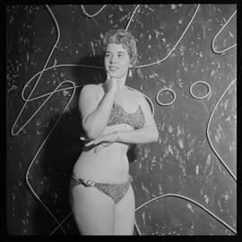 Fotografia "Reportagem Teatro Folis [Folies] - candidatas Concurso U.H" ([Local n/d] , [Data n/d]) [negativo]. / Fotógrafo(a): M. Barros.  -- ITEM-0001.
