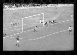 Fotografia "CAPEONATO [CAMPEONATO] CARIOCA DE 1963' (PROFISSIONAIS) (1º Turno) Jogo Famengo [Flamengo] x Campo Grande (5 x 0); Jogo Flamengo e Campo Grande, Reportagem de Esporte" ([Local n/d] , 1963) [negativo]. / Fotógrafo(a): Ribeiro; Demócrito.  -- ITEM-0063.