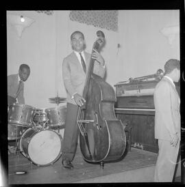 Fotografia "CLUBE RENASCENÇA' Booker Piltman e Eliana no Renascença e Walter Soares dos Santos o 'Walter Feijão', Reportagem de Zé Carlos" ([Local n/d] , 1963) [negativo]. / Fotógrafo(a): José Gomes.  -- ITEM-0016.