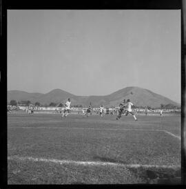 Fotografia "FUTEBOL = 'CAMPEONATO CARIOCA DE PROFISSIONAIS' Jogo Flamengo x Botafogo (3 x 1), America x Portuguesa (2 x 1), Madureira x Bangu (1 x 2), C. Grande x S. Cristovão (1 x 0) e C. Rio x Olaria (1 x 7), Reportagem de Esporte" ([Local n/d] , 1963) [negativo]. / Fotógrafo(a): Equipe.  -- ITEM-0356.