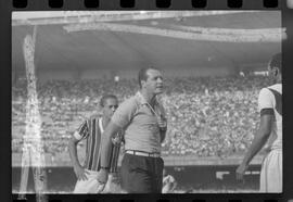 Fotografia "Jogos Campeonato Carioca; 'CAMPEONATO CARIOCA DE 1963' de PROFISSIONAIS (1º Turno) Jogos Vasco x Fluminense (3 x 1) Botafogo x Canto do Rio (3 x 0) America x Madureira (5 x 2) e Olaria x Portuguesa, Reportagem de Esporte" ([Local n/d] , 1963) [negativo]. / Fotógrafo(a): Equipe.  -- ITEM-0023.