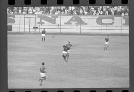 Fotografia "Campeonato Carioca de Profissionais de 63 (1° Turno) Esporte - jogo Fluminense (1 x 0) Bonsucesso" ([Local n/d] , 1963) [negativo]. / Fotógrafo(a): Democrito.  -- ITEM-0017.