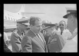 Fotografia "Jango em Recife; Jango Goulart em Recife. sendo recebido pelo Governador Miguel Arraes no Aeroporto do Estado.)" ([Local n/d] , 1963) [negativo]. / Fotógrafo(a): Sucursal.  -- ITEM-0003.