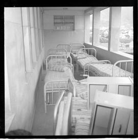 Fotografia "Calamidades em hospitais da [G.P.] rep. para IB Teixeira; 'HOSPITAL PEDRO ERNESTO' Hospital Pedro Ernesto, rep. s/ 'calamidade' (Reportagem com o Deputado Ib Teixeira), Reportagem de Ib Teixeira" ([Local n/d] , 1963) [negativo]. / Fotógrafo(a): Méra.  -- ITEM-0005.