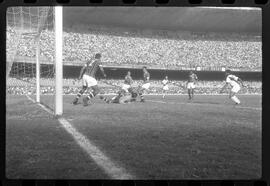 Fotografia "Jogos Campeonato Carioca; 'CAMPEONATO CARIOCA DE 1963' de PROFISSIONAIS (1º Turno) Jogos Vasco x Fluminense (3 x 1) Botafogo x Canto do Rio (3 x 0) America x Madureira (5 x 2) e Olaria x Portuguesa, Reportagem de Esporte" ([Local n/d] , 1963) [negativo]. / Fotógrafo(a): Equipe.  -- ITEM-0135.