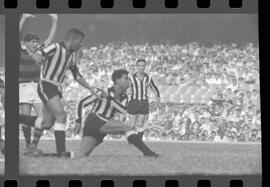 Fotografia "FUTEBOL = 'CAMPEONATO CARIOCA DE PROFISSIONAIS' Jogo Flamengo x Botafogo (3 x 1), America x Portuguesa (2 x 1), Madureira x Bangu (1 x 2), C. Grande x S. Cristovão (1 x 0) e C. Rio x Olaria (1 x 7), Reportagem de Esporte" ([Local n/d] , 1963) [negativo]. / Fotógrafo(a): Equipe.  -- ITEM-0031.