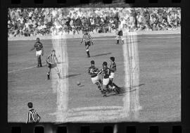 Fotografia "FUTEBOL = 'CAMPEONATO CARIOCA DE PROFISSIONAIS' Jogo Flamengo x Botafogo (3 x 1), America x Portuguesa (2 x 1), Madureira x Bangu (1 x 2), C. Grande x S. Cristovão (1 x 0) e C. Rio x Olaria (1 x 7), Reportagem de Esporte" ([Local n/d] , 1963) [negativo]. / Fotógrafo(a): Equipe.  -- ITEM-0071.