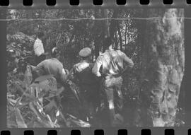 Fotografia "DESAPARECIMENTO DO MÉDICO NO PICO DE PAPAGAIO Família perdida na mata (Dr. Newto Batista dos Santos, que estava desaparecido com seus filhos Caio Cesar e Lia Lucia no Pico de Papagaio)" ([Local n/d] , 1963) [negativo]. / Fotógrafo(a): Adyr; Rodolpho.  -- ITEM-0012.