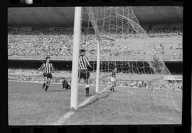 Fotografia "FUTEBOL = 'CAMPEONATO CARIOCA DE PROFISSIONAIS' Jogo Flamengo x Botafogo (3 x 1), America x Portuguesa (2 x 1), Madureira x Bangu (1 x 2), C. Grande x S. Cristovão (1 x 0) e C. Rio x Olaria (1 x 7), Reportagem de Esporte" ([Local n/d] , 1963) [negativo]. / Fotógrafo(a): Equipe.  -- ITEM-0192.