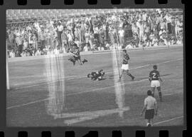 Fotografia "FUTEBOL = 'CAMPEONATO CARIOCA DE PROFISSIONAIS' Jogo Flamengo x Botafogo (3 x 1), America x Portuguesa (2 x 1), Madureira x Bangu (1 x 2), C. Grande x S. Cristovão (1 x 0) e C. Rio x Olaria (1 x 7), Reportagem de Esporte" ([Local n/d] , 1963) [negativo]. / Fotógrafo(a): Equipe.  -- ITEM-0243.