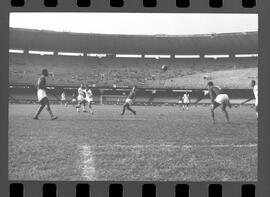 Fotografia "FLUMINENSE X BONSUCESSO; 'CAPEONATO [CAMPEONATO] CARIOCA DE FUTEBOL PROFISSIONAIS' Jogo no Maracanã - Fluminense x Bonsucesso (3x0), sendo que este jogo foi anulado devido a irregularidade havida), Reportagem de Esporte" ([Local n/d] , 1963) [negativo]. / Fotógrafo(a): Demócrito; Ribeiro.  -- ITEM-0024.