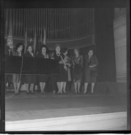 Fotografia "Concurso internacional de Canto; 'CONCURSO INTERNACIONAL DE CANTO' Concurso Internacional de Canto apresentação de candidatos)" ([Local n/d] , 1963) [negativo]. / Fotógrafo(a): Roberto.  -- ITEM-0002.