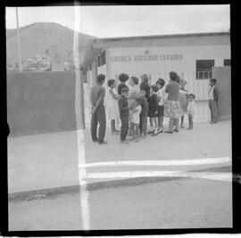 Fotografia "Escola França' Escola recém inaugurada em Piedade, sem condições para aulas a alunos transferidos para tal Escola, Reportagem com Diretora, Maria José Borges Capela), Reportagem de Adilson" ([Local n/d] , 1963) [negativo]. / Fotógrafo(a): Méra.  -- ITEM-0009.