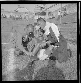 Fotografia "Jogos Campeonato Carioca; 'CAMPEONATO CARIOCA DE 1963' de PROFISSIONAIS (1º Turno) Jogos Vasco x Fluminense (3 x 1) Botafogo x Canto do Rio (3 x 0) America x Madureira (5 x 2) e Olaria x Portuguesa, Reportagem de Esporte" ([Local n/d] , 1963) [negativo]. / Fotógrafo(a): Equipe.  -- ITEM-0301.