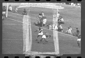 Fotografia "Jogos Campeonato Carioca; 'CAMPEONATO CARIOCA DE 1963' de PROFISSIONAIS (1º Turno) Jogos Vasco x Fluminense (3 x 1) Botafogo x Canto do Rio (3 x 0) America x Madureira (5 x 2) e Olaria x Portuguesa, Reportagem de Esporte" ([Local n/d] , 1963) [negativo]. / Fotógrafo(a): Equipe.  -- ITEM-0281.