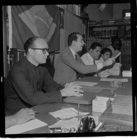 Fotografia "Homenagem ao João Pinheiro Neto, na Vila Portuária, Reportagem de [sem repórter]" ([Local n/d] , 1963) [negativo]. / Fotógrafo(a): Ribeiro.  -- ITEM-0008.