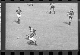 Fotografia "FUTEBOL = 'CAMPEONATO CARIOCA DE PROFISSIONAIS' Jogo Flamengo x Botafogo (3 x 1), America x Portuguesa (2 x 1), Madureira x Bangu (1 x 2), C. Grande x S. Cristovão (1 x 0) e C. Rio x Olaria (1 x 7), Reportagem de Esporte" ([Local n/d] , 1963) [negativo]. / Fotógrafo(a): Equipe.  -- ITEM-0159.