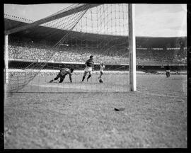 Fotografia "Esportes - Futebol - Diversos" ([Local n/d] , [Data n/d]) [negativo]. / Fotógrafo(a): [Autoria n/d].  -- ITEM-0020.