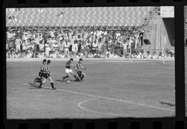 Fotografia "FUTEBOL = 'CAMPEONATO CARIOCA DE PROFISSIONAIS' Jogo Flamengo x Botafogo (3 x 1), America x Portuguesa (2 x 1), Madureira x Bangu (1 x 2), C. Grande x S. Cristovão (1 x 0) e C. Rio x Olaria (1 x 7), Reportagem de Esporte" ([Local n/d] , 1963) [negativo]. / Fotógrafo(a): Equipe.  -- ITEM-0178.