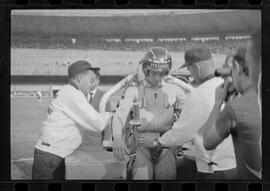 Fotografia "CAMPEONATO CARIOCA DE PROFISSIONAIS DE 1963 (1º TURNO) Jogos - Campeonato Carioca. Flamengo x Madureira (5 x 0) - Vasco x América (2 x 0) e Fluminense x Portuguesa (1 x 1). e Peter Kedzierski, homem voador dos EUA, (Vôo)" ([Local n/d] , 1963) [negativo]. / Fotógrafo(a): Equipe.  -- ITEM-0005.