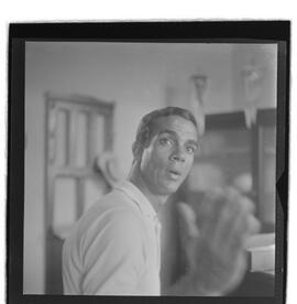 Fotografia "Zona Norte: Prisão de 'Transviados'; JUVENTUDE TRANSVIADA DO MEYER PRESO O ' REI DA MACONHA MISTO DE FUNCIONARIO PUBLICO- ADIR ASSIS OU ADACIE ASSIS, Reportagem de Amado Ribeiro" ([Local n/d] , 1962) [negativo]. / Fotógrafo(a): Luiz Santos.  -- ITEM-0003.