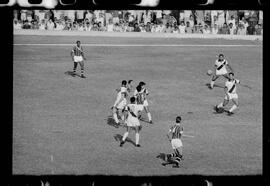 Fotografia "Jogos Campeonato Carioca; 'CAMPEONATO CARIOCA DE 1963' de PROFISSIONAIS (1º Turno) Jogos Vasco x Fluminense (3 x 1) Botafogo x Canto do Rio (3 x 0) America x Madureira (5 x 2) e Olaria x Portuguesa, Reportagem de Esporte" ([Local n/d] , 1963) [negativo]. / Fotógrafo(a): Equipe.  -- ITEM-0200.